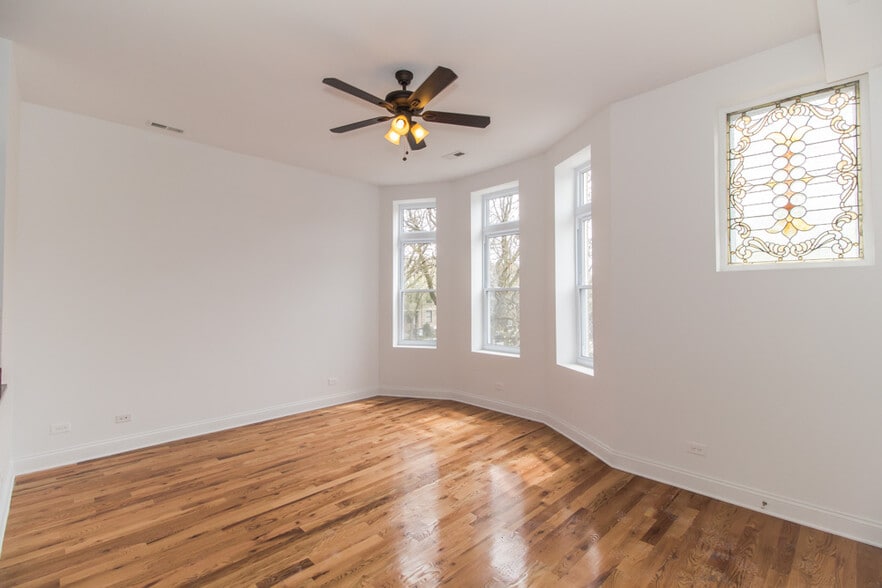 Building Photo - 1704 W Sunnyside Ave