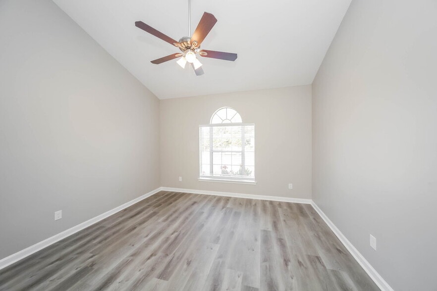 Building Photo - 5985 Eagle Ln