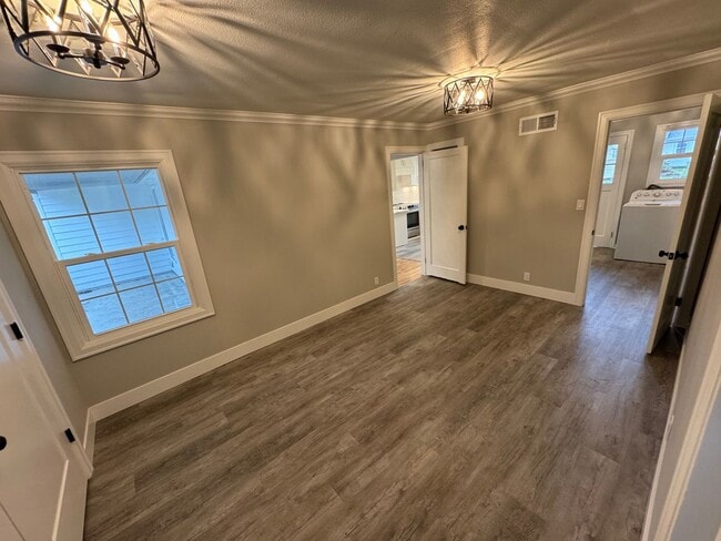 Building Photo - Fully Renovated 4 Bed Home w/ Fenced Backyard, W/D's in Unit.