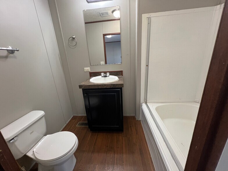 Building Photo - 114 Plum St