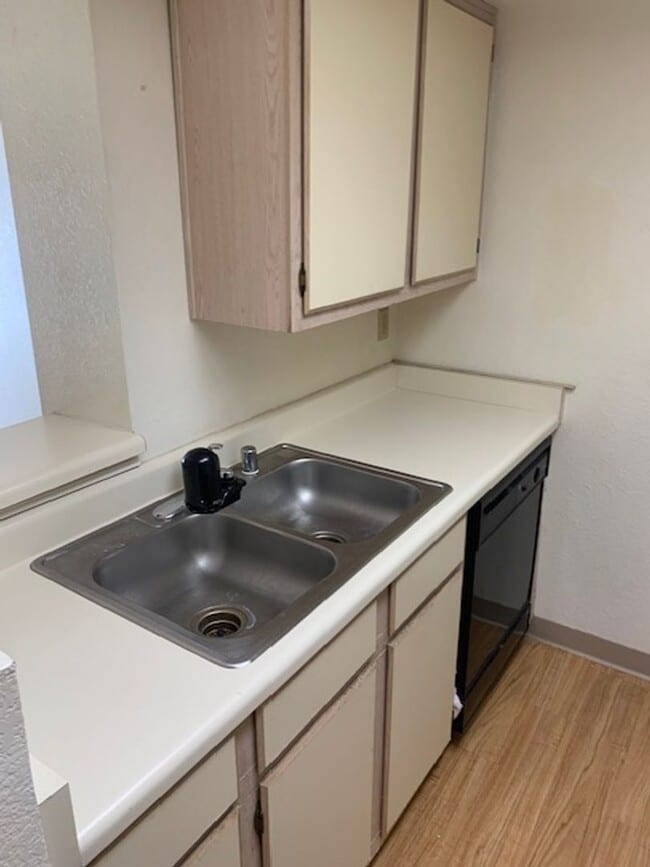 Building Photo - 2nd Floor Condo in Gated Community