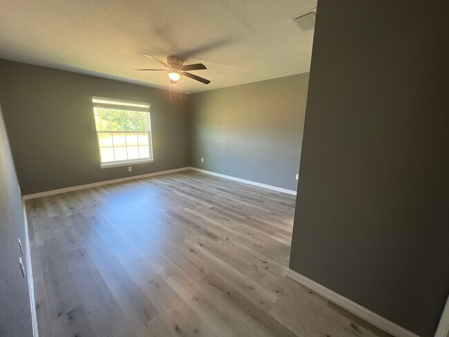 Building Photo - Custom Home - Desirable SE Ocala Neighborhood 3/2/2 **Won't Last**