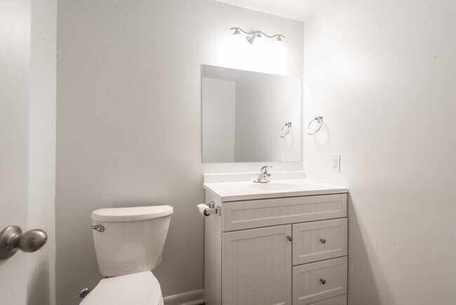 Building Photo - 461 S Day Dream Ln