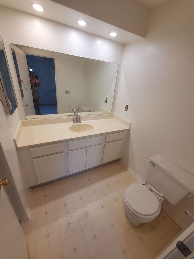 Building Photo - Refurbished Cape Cod Townhome – 2 Master B...