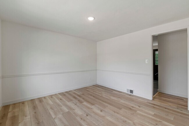 Building Photo - READY NOW!! FULLY RENOVATED 3 Bedroom in PENN HILLS