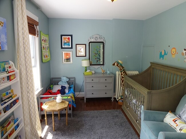 Building Photo - Beautiful Home with Fenced Yard in Rosemont!