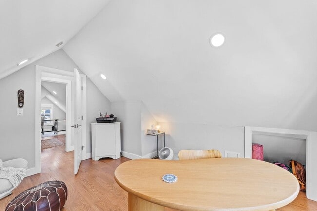 Building Photo - 76 Condict St