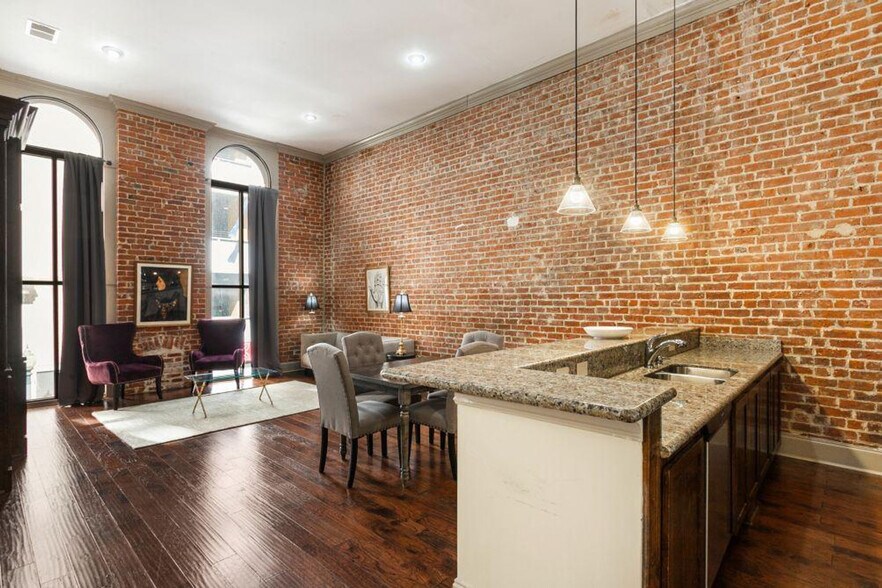 Building Photo - 30 Baronne St