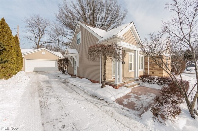 Building Photo - 23915 Glenhill Dr