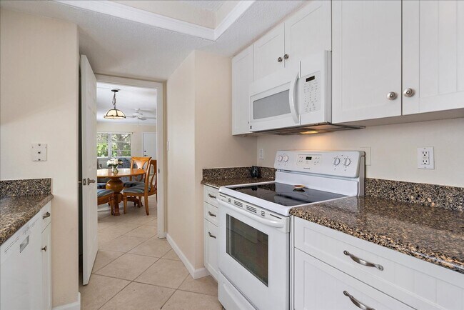 Building Photo - Beautifully updated 2 bed/2 bath located c...