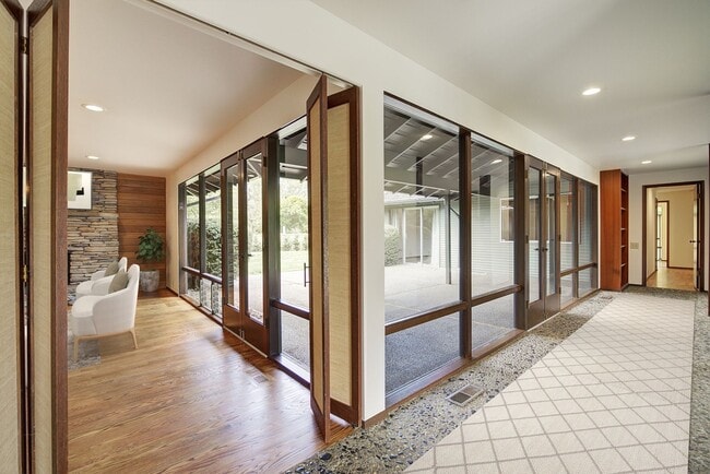 Building Photo - 4bd/2.5ba Clyde Hill Home