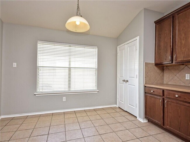 Building Photo - 607 Washington Square Dr