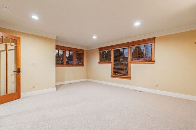 Building Photo - Luxury 3-Bedroom, 2.5-Bath Townhouse Retreat in the Heart of Boise