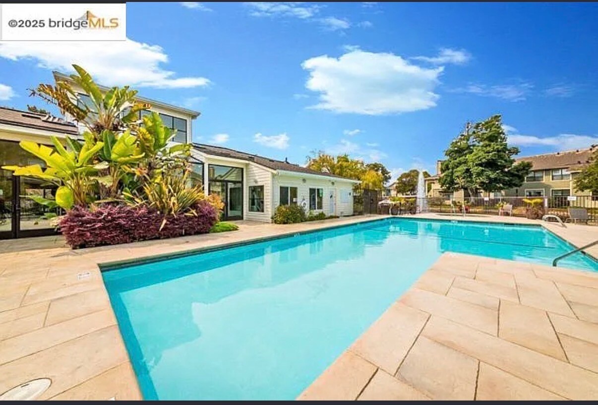 Building Photo - 15 Shoreline Ct