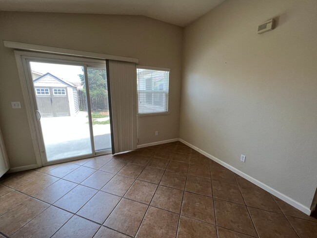 Building Photo - North Merced: $2199 possible 4 bed (4th ro...