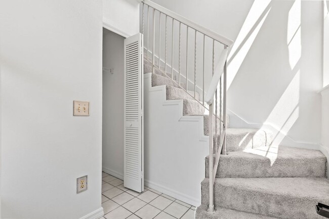 Building Photo - Super Cute Townhome in Gated Community of ...