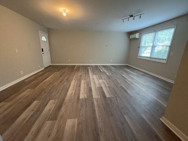 Building Photo - 3 bedroom with fenced backyard