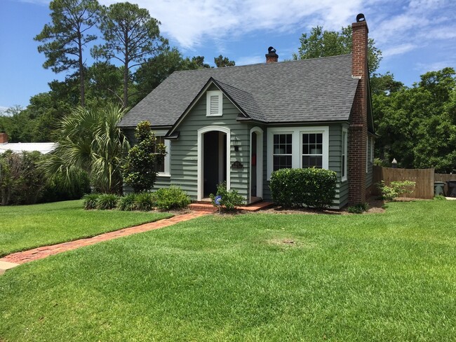 Building Photo - Beautiful downtown home!