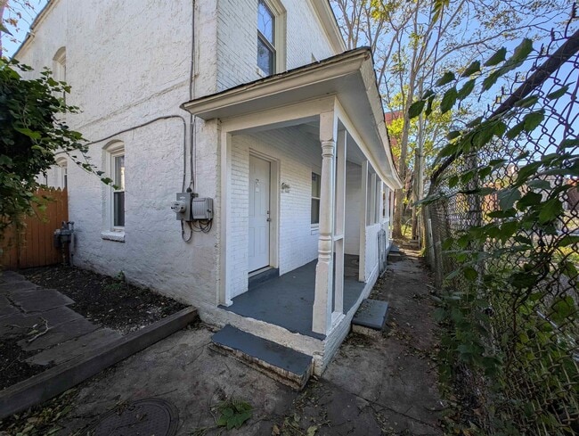 Primary Photo - 902 Westcoat Pl