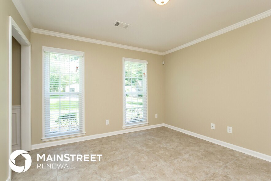 Building Photo - 320 Sumter Dr NE