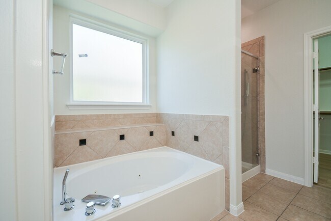 Building Photo - 6403 Edinburgh Ct