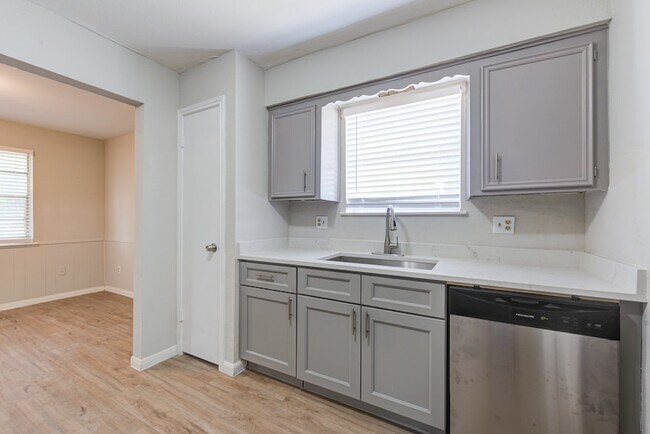 Building Photo - 2035 Deerhurst Ln