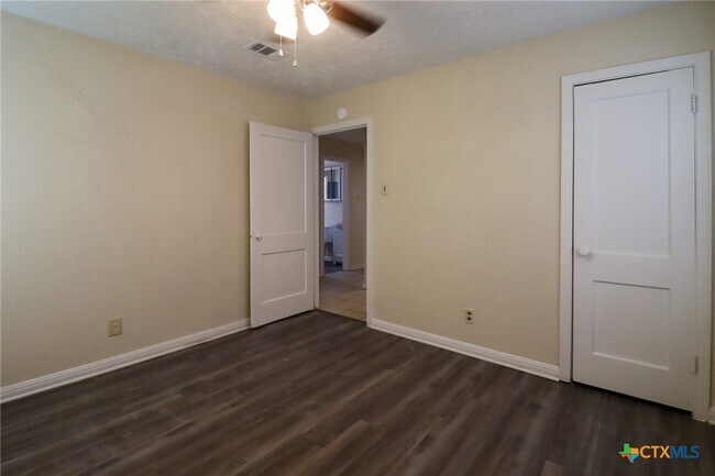 Building Photo - 1512 White Ave