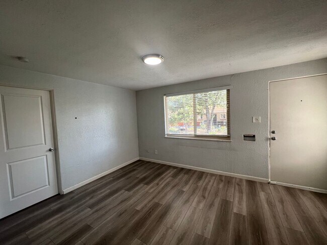 Building Photo - Beautifully Renovated 2 bedroom in Aurora! Right on the park and close to Stanley Marketplace!