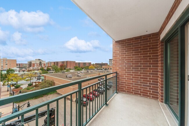 Building Photo - 750 Pearson St