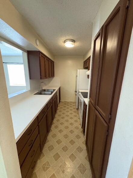 Building Photo - 321 Easy St