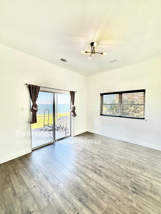 Building Photo - 11156 Windjammer Dr