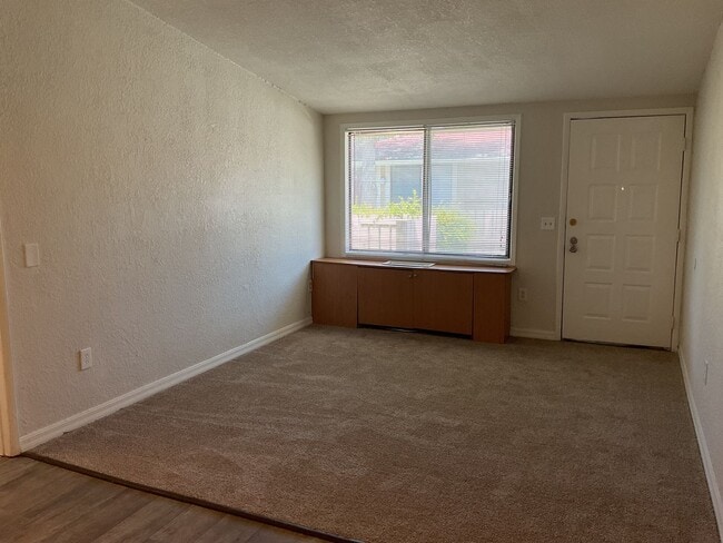 Building Photo - Great Location! Great Price! Call for Spec...