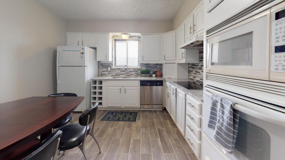 Building Photo - 5330 Daytona Dr