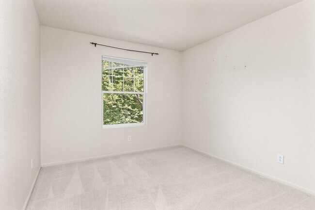 Building Photo - 2021 Falcon Ridge Dr