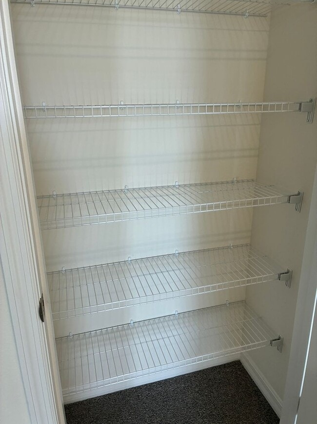 Building Photo - 3 bedroom, 2.5 bath Townhome