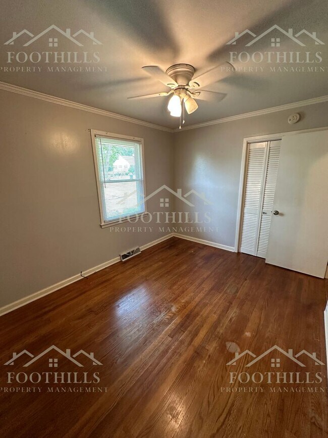 Building Photo - Live Steps Away from Anderson University –...