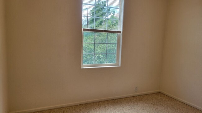 Building Photo - Single Family 3 Bed, 2.5 Bath Home - Avail...