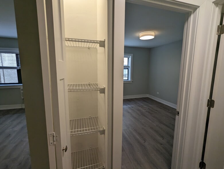 Building Photo - 511 W Barry Ave