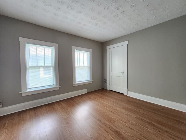 Building Photo - 363 Midland Ave