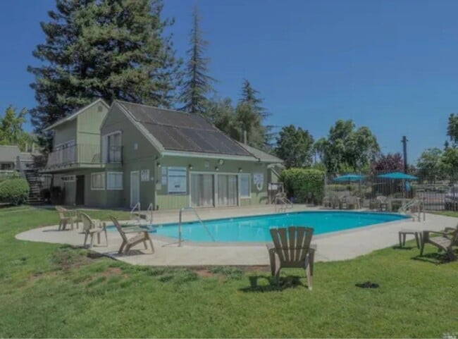 Building Photo - Sonoma Racquet Club Circle ~ Gorgeous 2 Bedroom 1.5 Bath in Rohnert Park