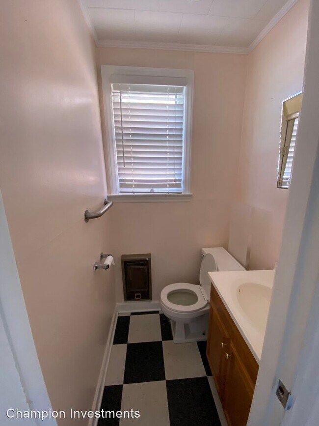 Building Photo - Studio, 0.5 bath House - 110 East Court St.
