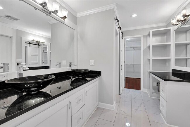 Building Photo - 4825 Chesterfield Ct