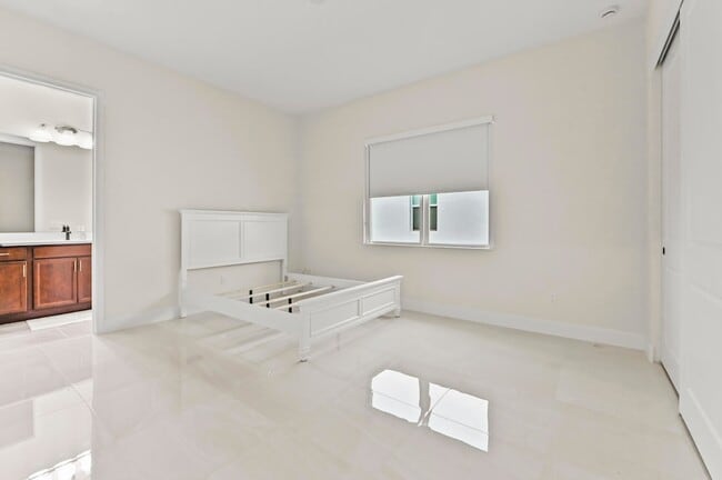 Building Photo - 15030 Wildwood Cir