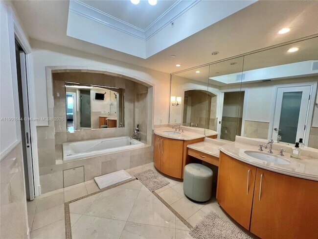 Building Photo - 17875 Collins Ave