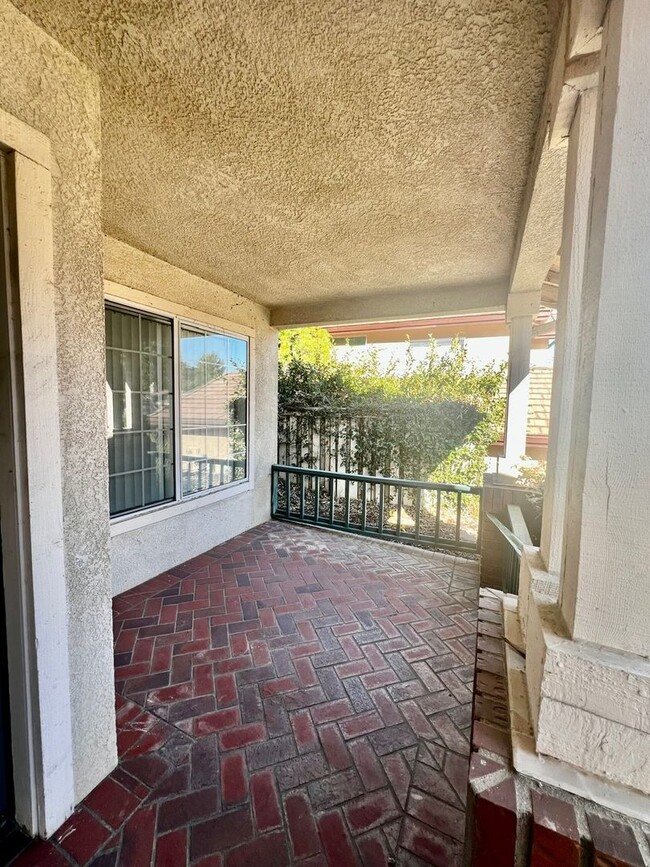 Building Photo - **3 Bedroom + Den & 3 bathroom Pool Home w...