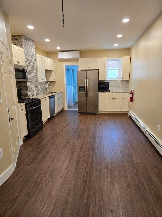 Building Photo - 120 68th St