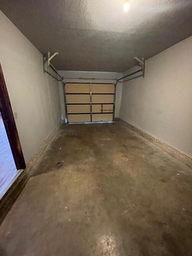Building Photo - 221 Skylark Ct