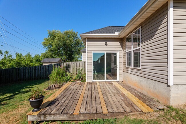 Building Photo - 570 Lory Ln