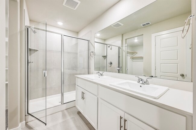 Building Photo - 946 Olive Dr