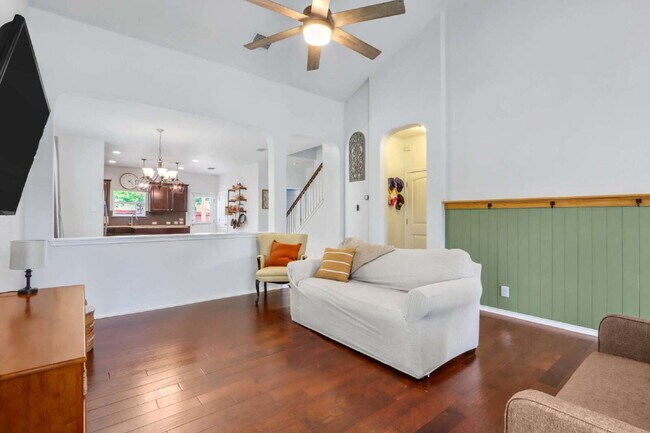 Building Photo - "Charming 3-Bed Oasis with 2.5 Baths in Sa...